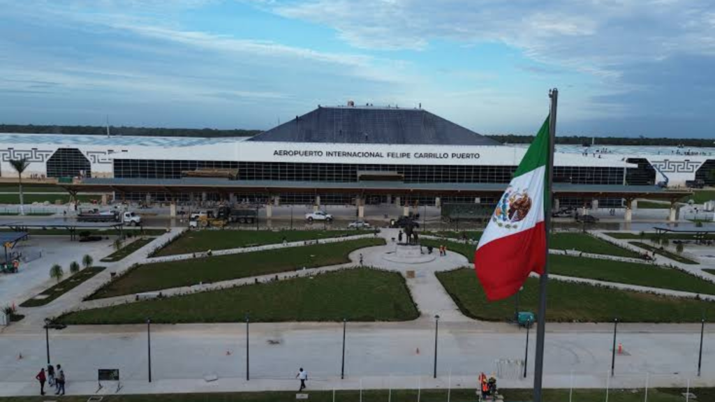 Aeropuerto Internacional de Tulum con bandera de México frente a la terminal