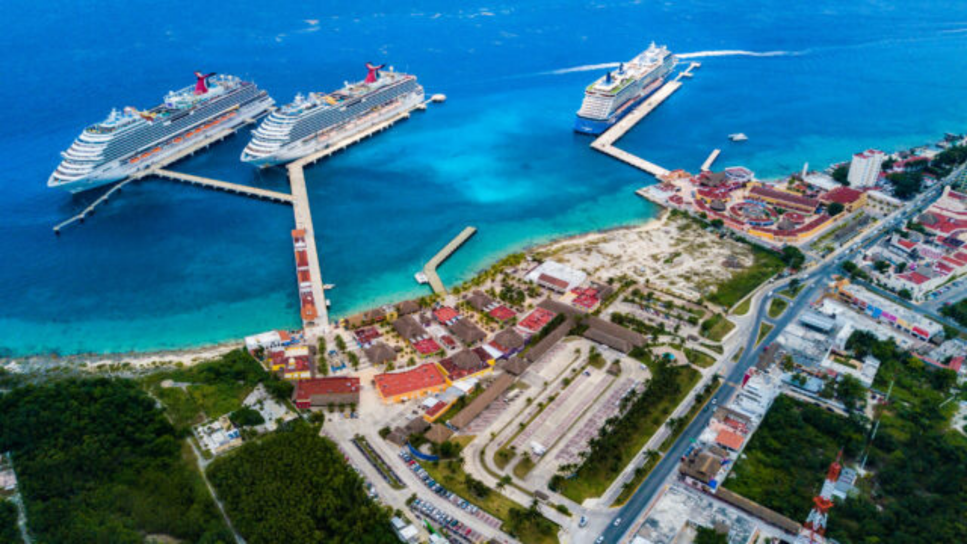 Vista aérea de cruceros atracados en terminales marítimas de Cozumel