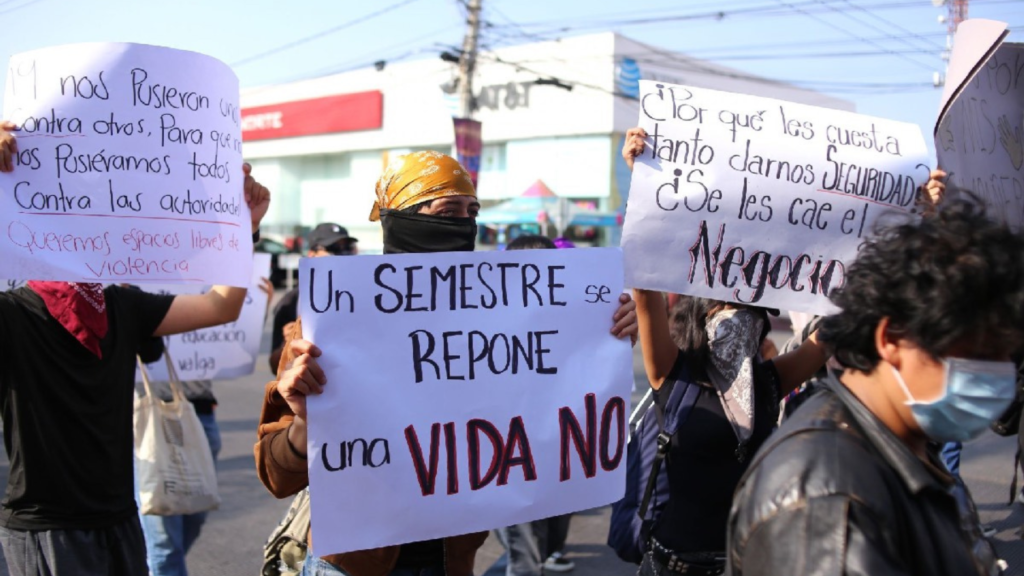 Jóvenes durante una protesta con carteles que exigen seguridad y espacios libres de violencia