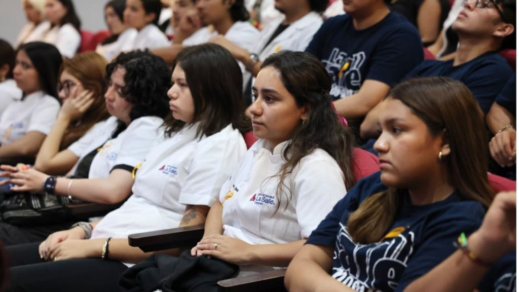 Jóvenes durante una jornada sobre salud mental y prevención del suicidio en Cancún