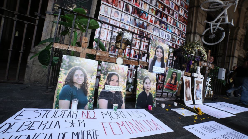 Memorial con fotografías de jóvenes víctimas de violencia y cruces frente a un edificio público