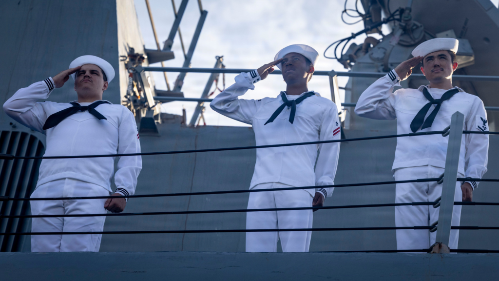 Integrantes de la Marina de Estados Unidos durante actividades a bordo de un buque militar