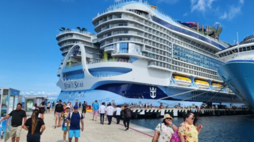 Crucero Star of the Seas atracado en un muelle de Cozumel