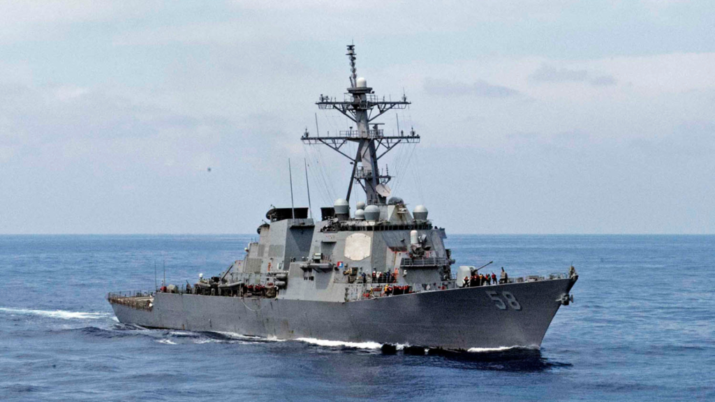 Destructor USS Jason Dunham de la Marina de Estados Unidos navegando en alta mar