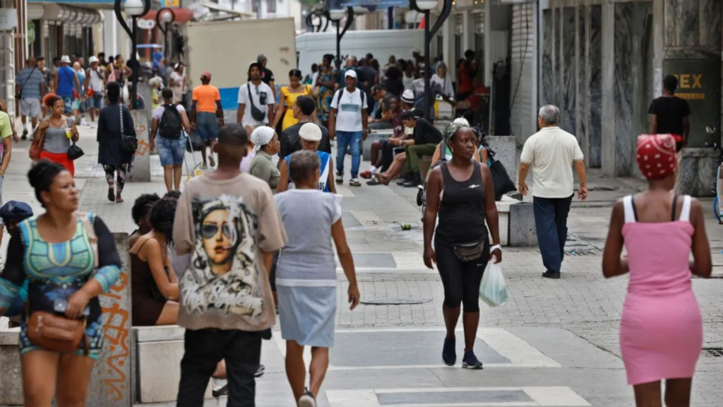 Personas caminan por una calle de La Habana, Cuba, en septiembre de 2026