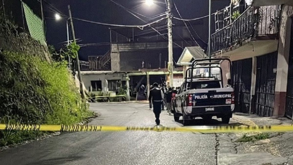 Calle acordonada por la policía durante diligencias tras un hecho violento en Cuernavaca