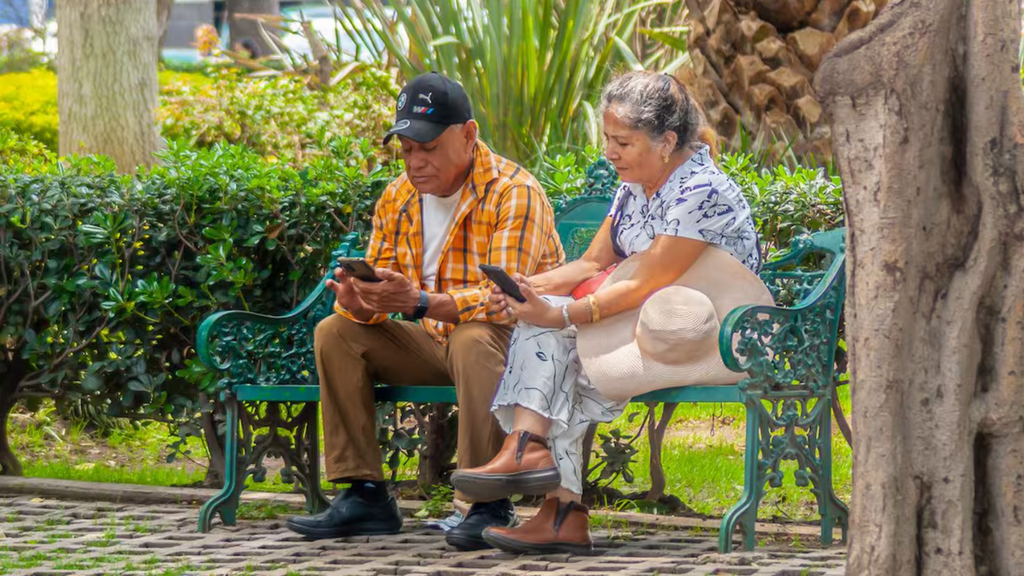 La reducción de la fecundidad aumentará progresivamente el peso de los adultos mayores dentro de la población mexicana.
