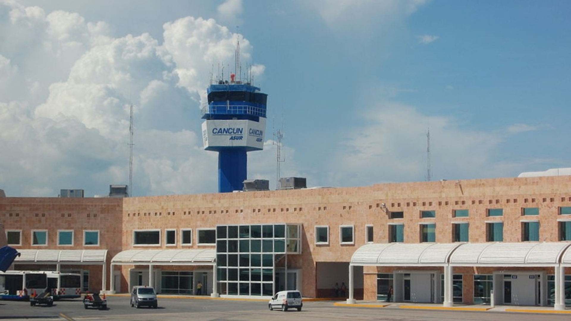 ASUR opera el Aeropuerto Internacional de Cancún, principal puerta aérea del Caribe Mexicano y una de las terminales de mayor tráfico del país.