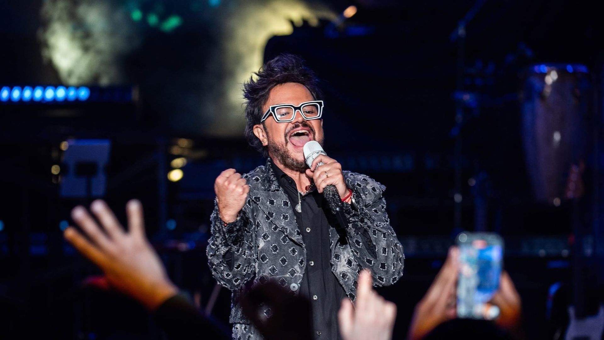 Aleks Syntek durante un concierto frente al público