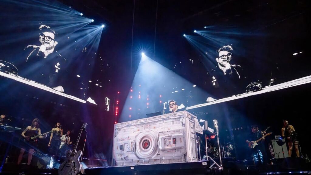 Aleks Syntek durante una presentación musical en escenario