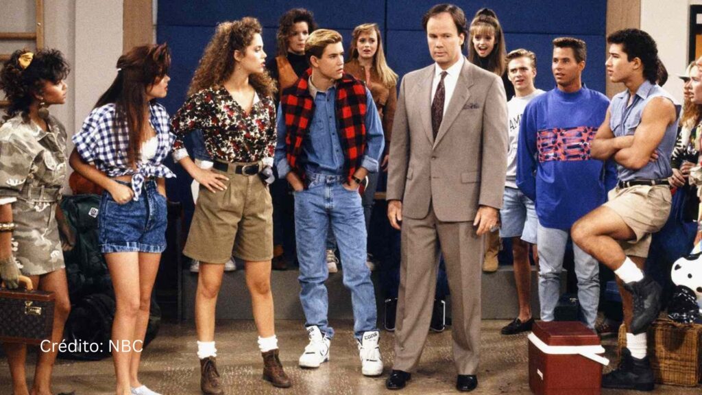 Dennis Haskins junto al elenco de Salvados por la campana