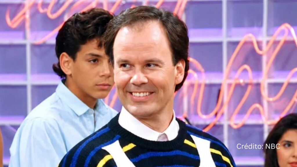 Dennis Haskins caracterizado como el señor Belding de Saved by the Bell