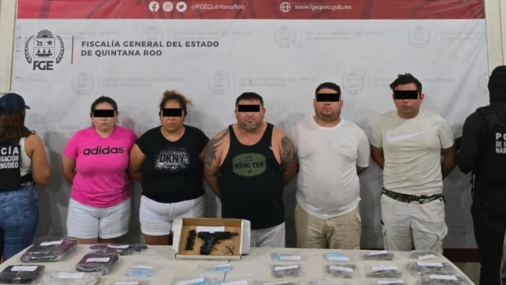 Personas detenidas durante un operativo de la Fiscalía General del Estado de Quintana Roo.