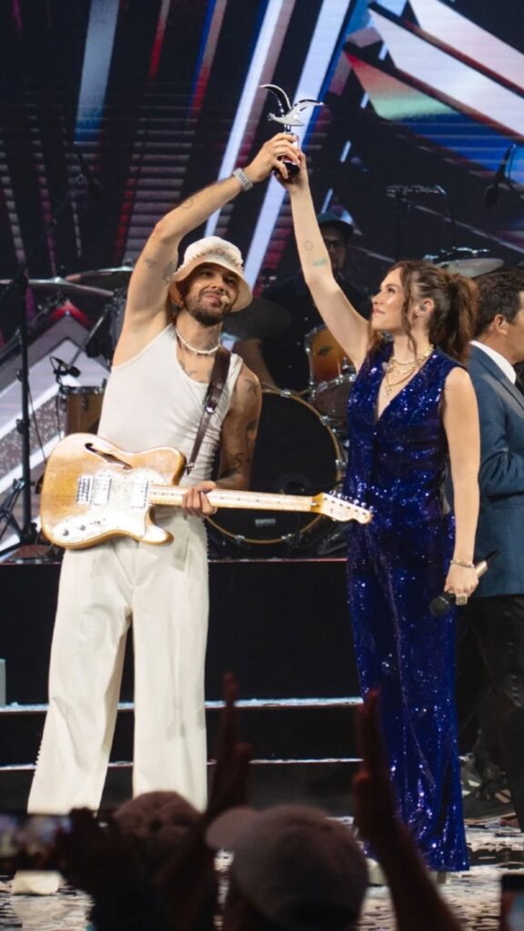 Dúo musical durante una presentación en el escenario