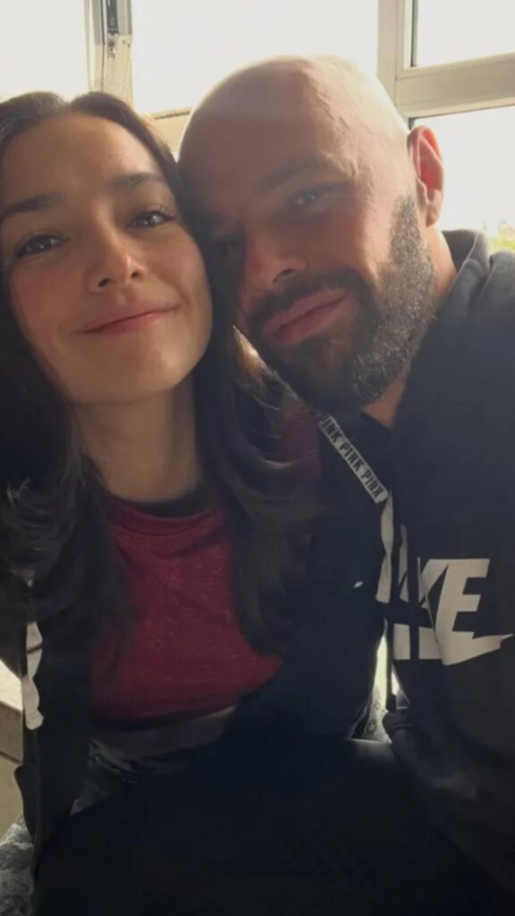Pareja posa sonriente en una fotografía compartida en Instagram