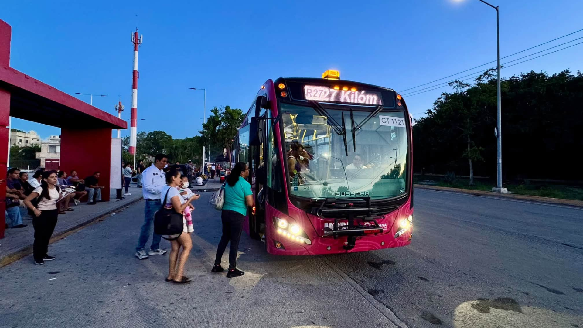 Una unidad de la Ruta 27 Kilómetro 0 recibe pasajeros en Cancún; el servicio conecta la ciudad con la Zona Hotelera.