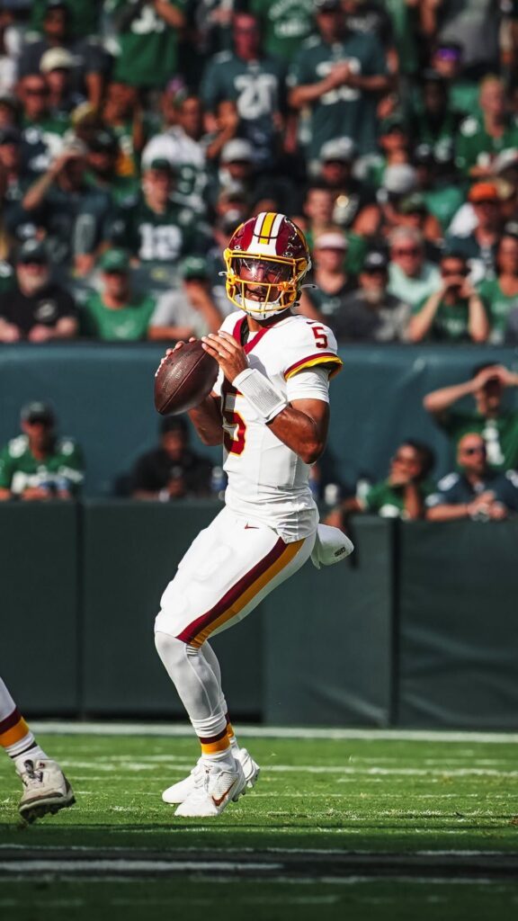 Jugador de Washington Commanders durante un partido de la NFL