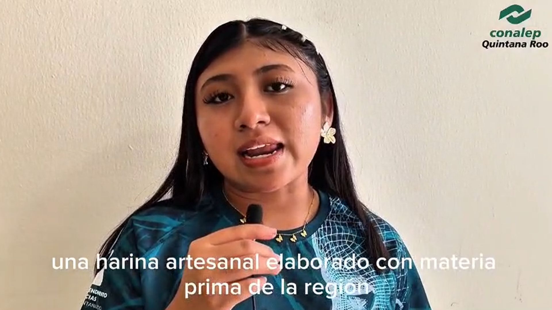 Yulma Karina Canul explica su proyecto de harina artesanal elaborada con plátano macho de la región