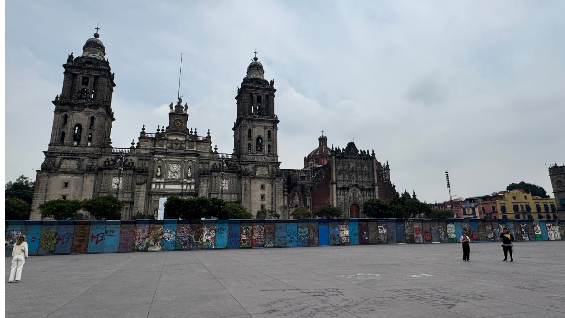 Vallas fueron colocadas en distintos puntos del Centro Histórico antes de la movilización conmemorativa del 2 de octubre.