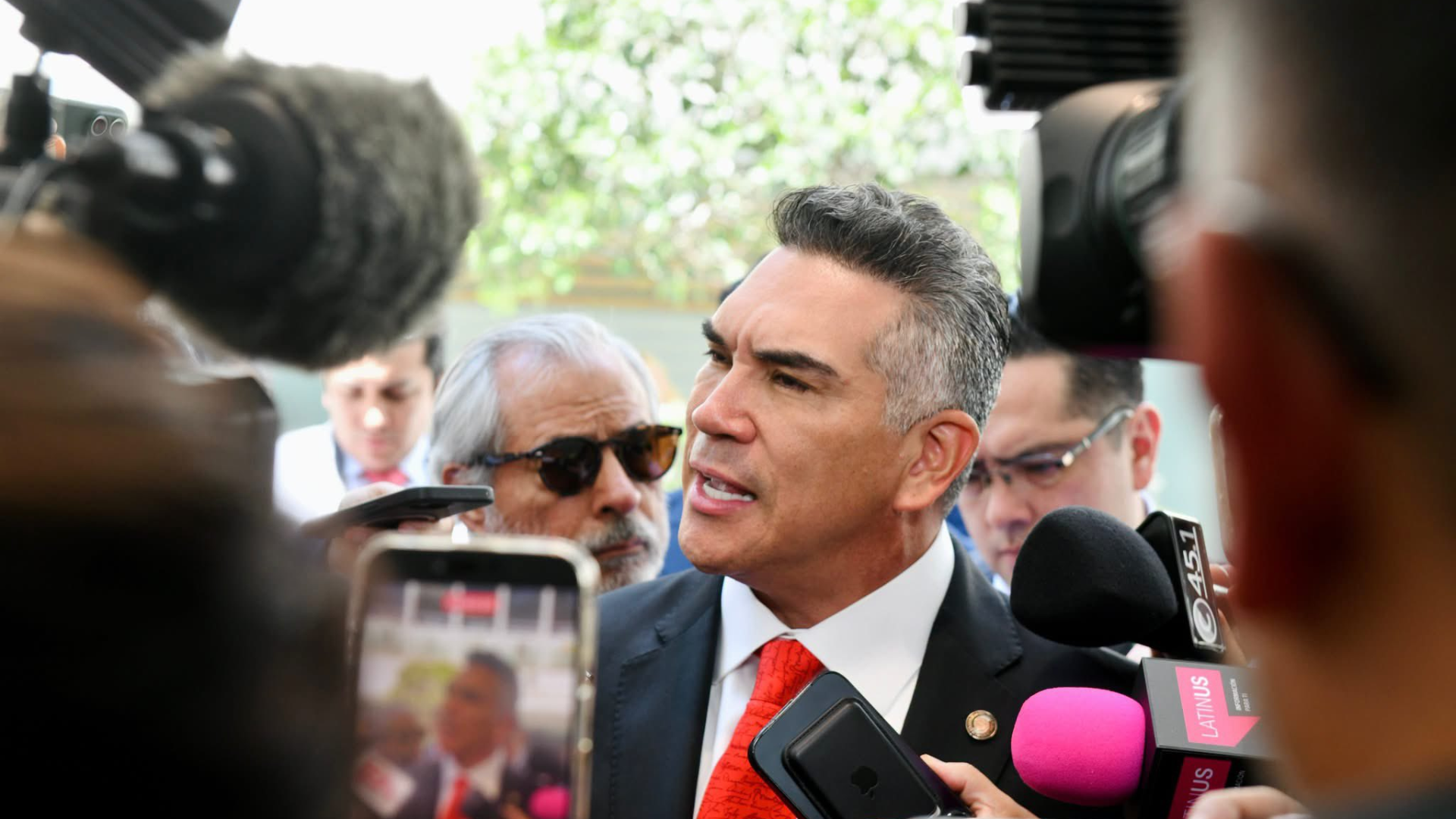 El dirigente nacional del PRI cuestionó el retiro del expresidente y lo acusó de mantener influencia política; sus señalamientos ocurren días después de que el INE ordenara retirar publicaciones en las que vinculaba a Morena con el crimen organizado por posible calumnia.