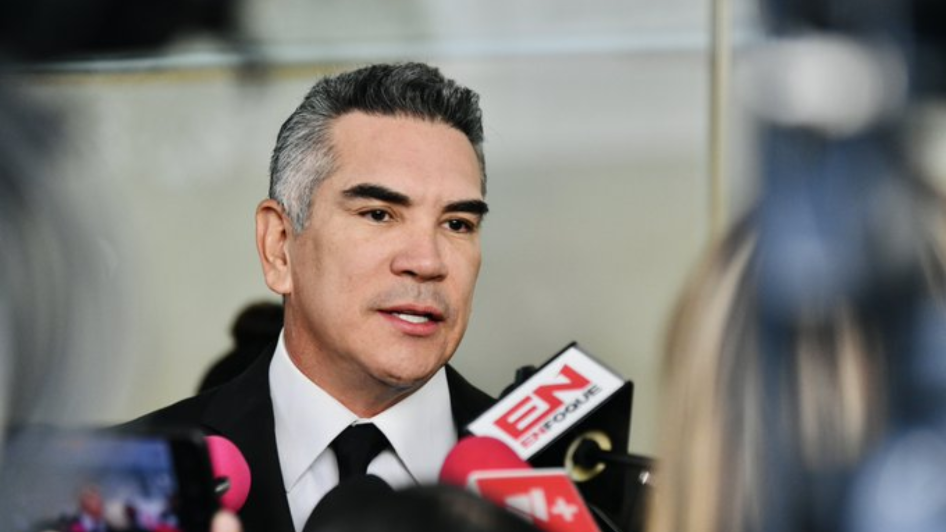 Alito Moreno ofrece declaraciones a medios de comunicación durante una entrevista.
