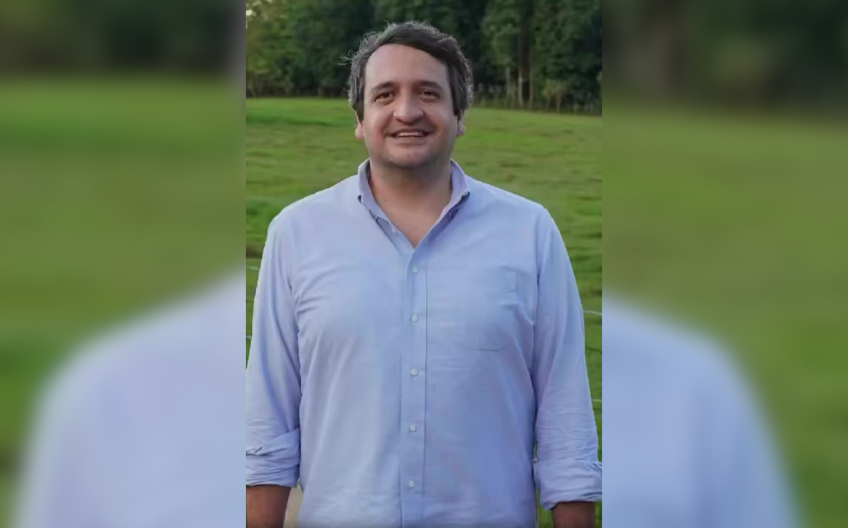 Andy López Beltrán en una grabación al aire libre en Tabasco.