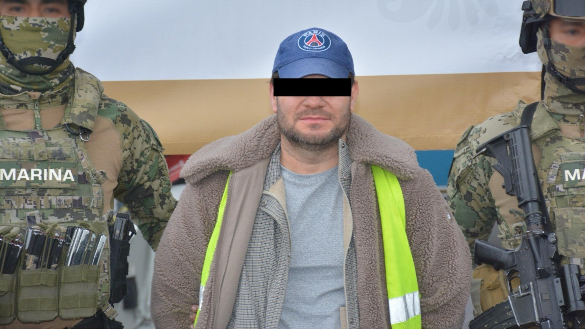 Persona detenida permanece bajo custodia de elementos armados de la Secretaría de Marina.