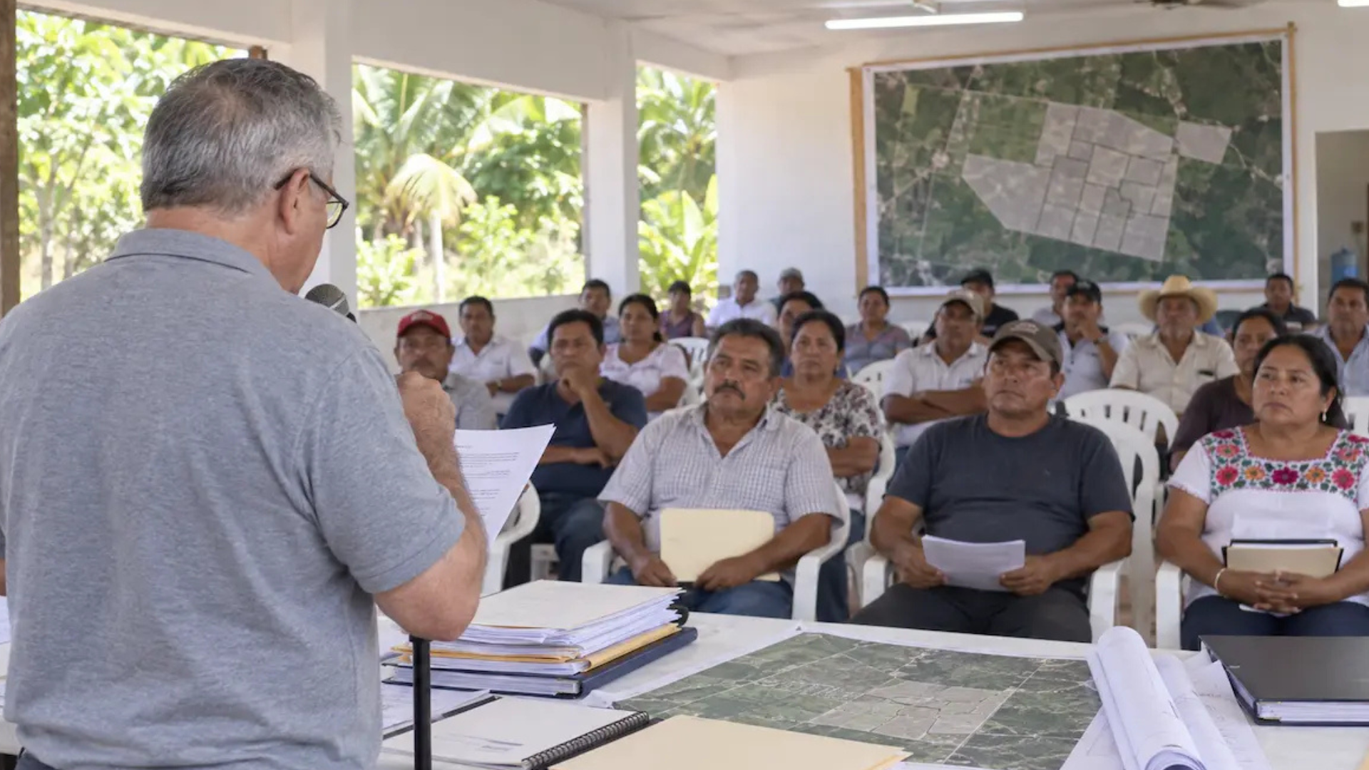 Asamblea de ejidatarios en Leona Vicario durante reunión sobre tierras