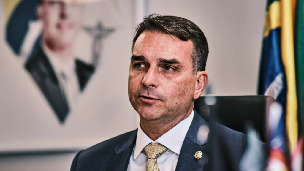 Flávio Bolsonaro durante una intervención pública en Brasil.