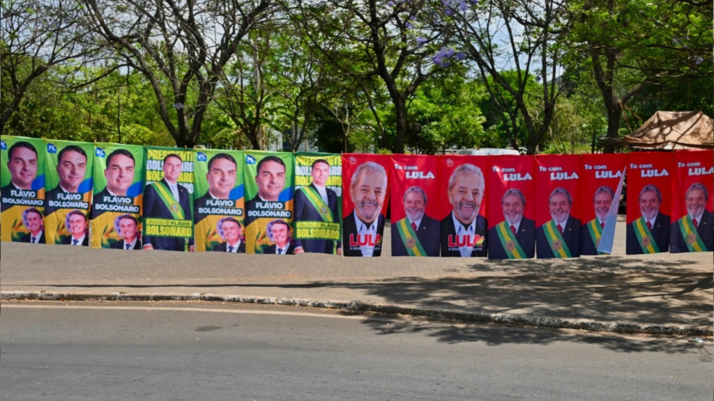 Propaganda electoral de Flávio Bolsonaro y Lula durante la campaña presidencial de Brasil.