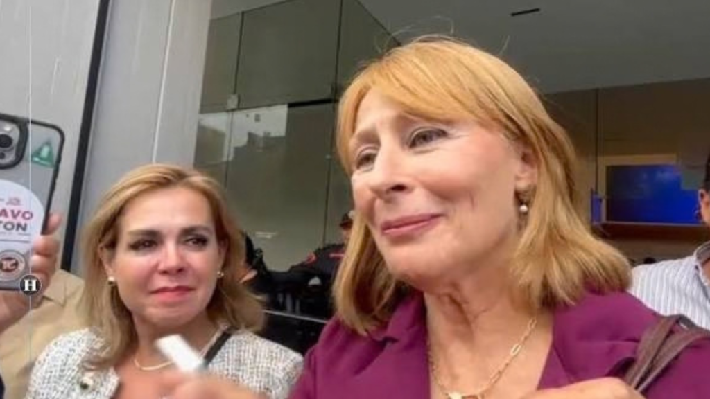 Tatiana Clouthier y Clara Luz Flores durante encuentro político en Nuevo León