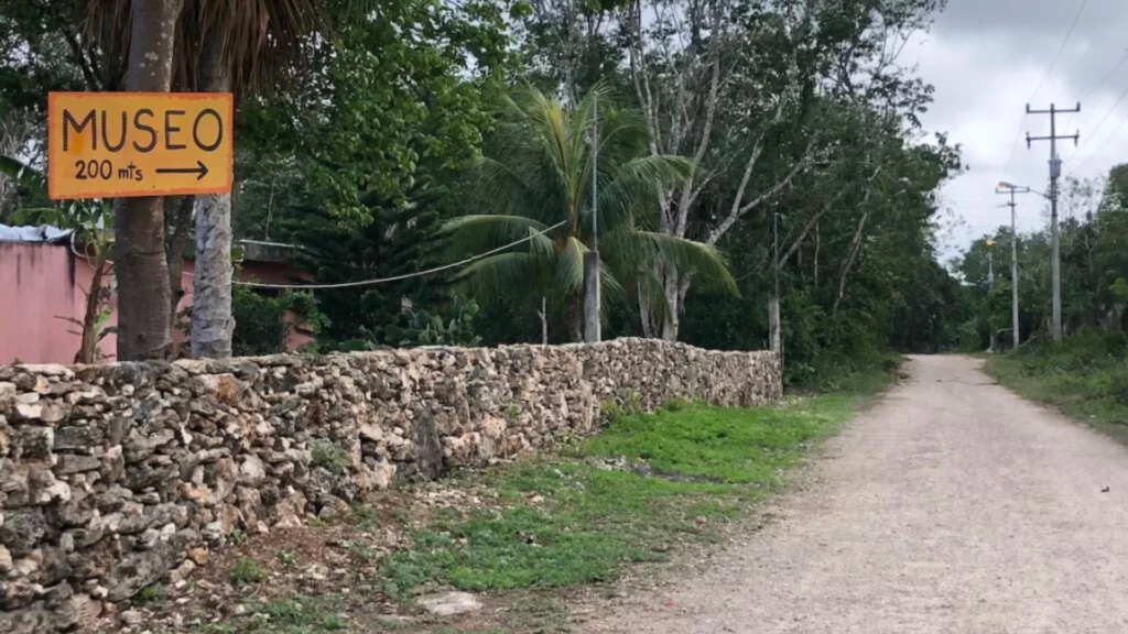Camino rural en Leona Vicario, Quintana Roo