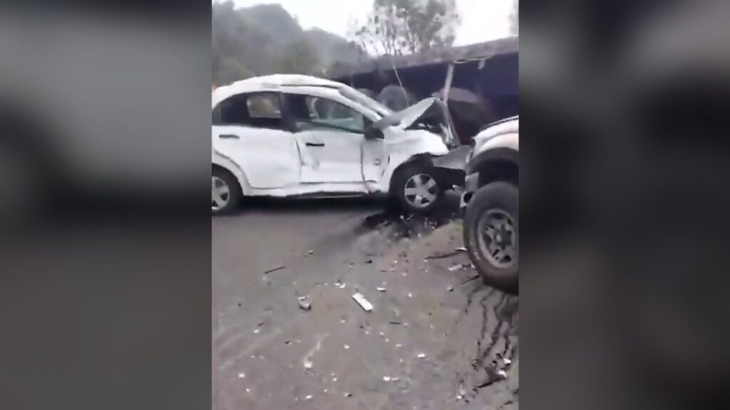 Automóvil blanco con graves daños en la parte frontal y lateral tras el accidente en Chiapas, en la autopista San Cristóbal–Tuxtla Gutiérrez.
