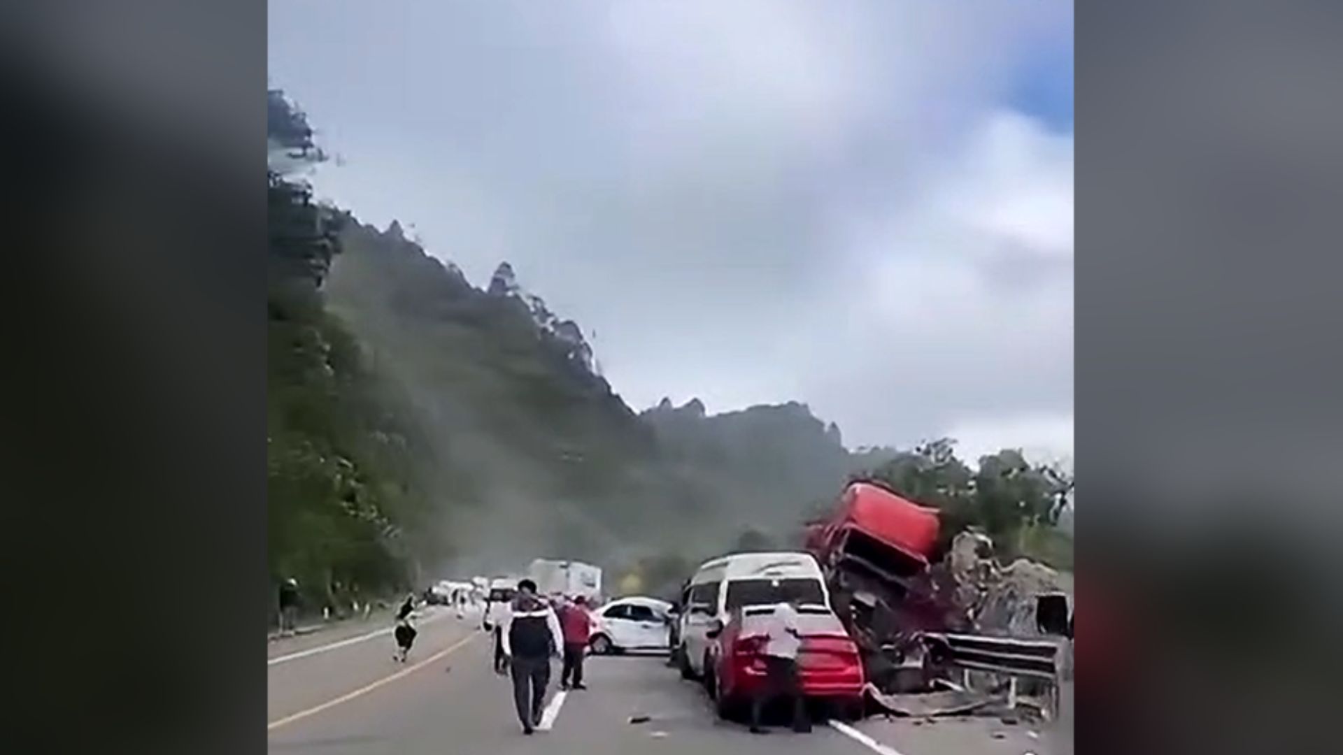Tráiler rojo destrozado junto a varios automóviles detenidos tras el accidente en Chiapas, sobre la autopista San Cristóbal–Tuxtla Gutiérrez.