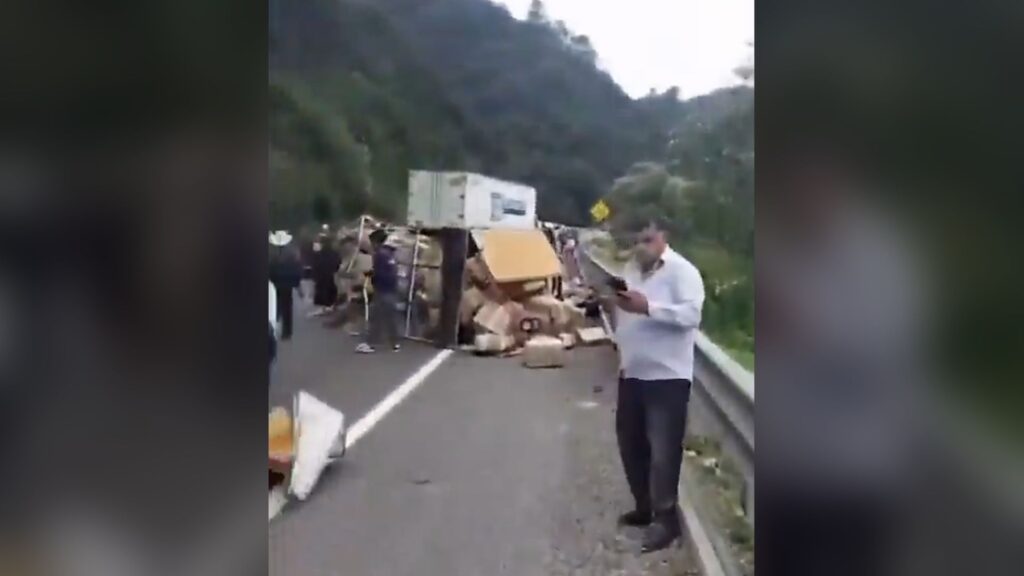 Unidad de carga volcada con cajas y mercancía esparcidas sobre la autopista San Cristóbal–Tuxtla Gutiérrez tras el accidente en Chiapas.