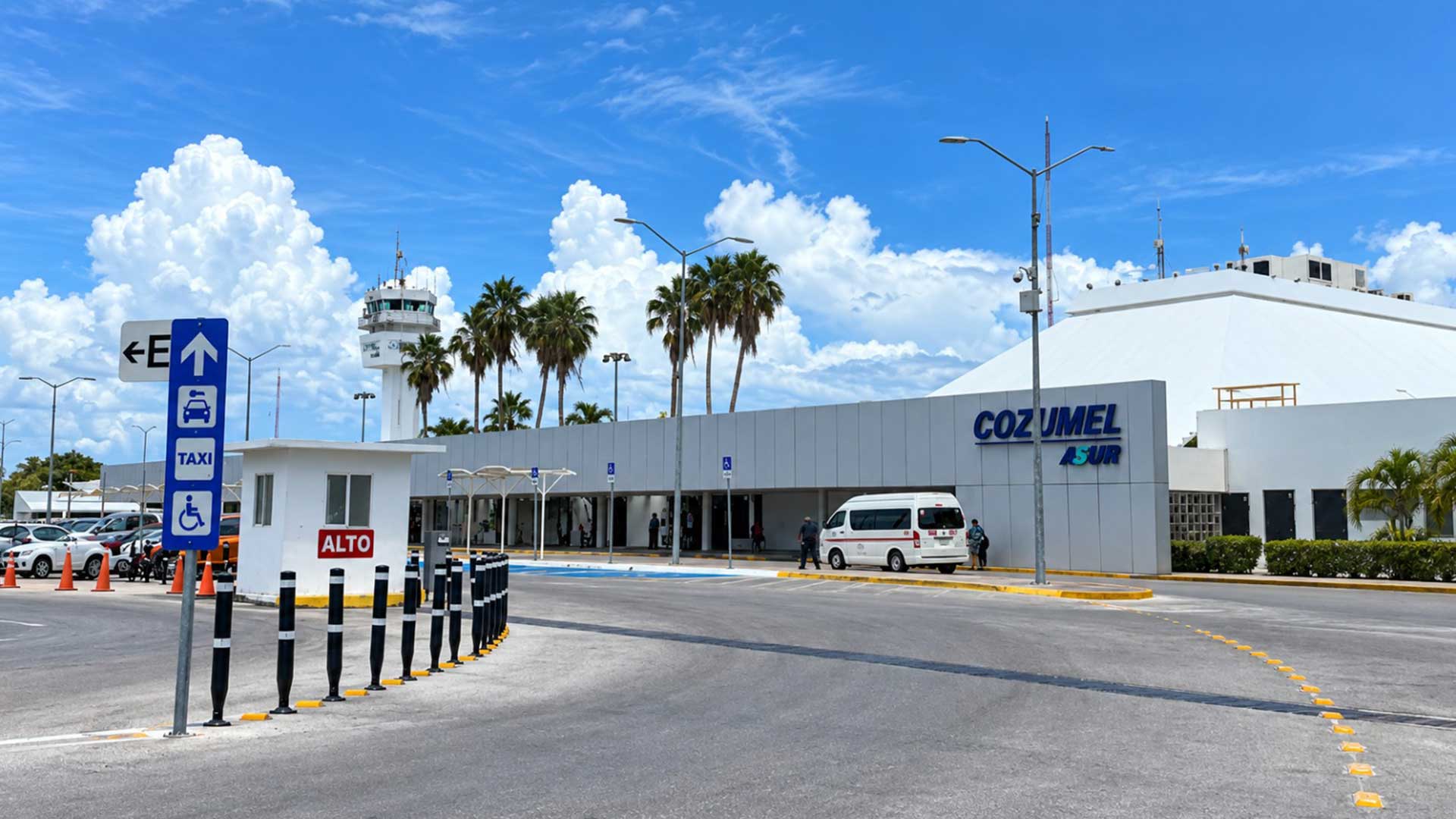 El aeropuerto de Cozumel registró 33 vuelos de llegada del 10 al 16 de octubre de 2026, dos menos que la semana anterior. El sector turístico busca ampliar las conexiones para atraer más visitantes. Imagen adaptada con IA.