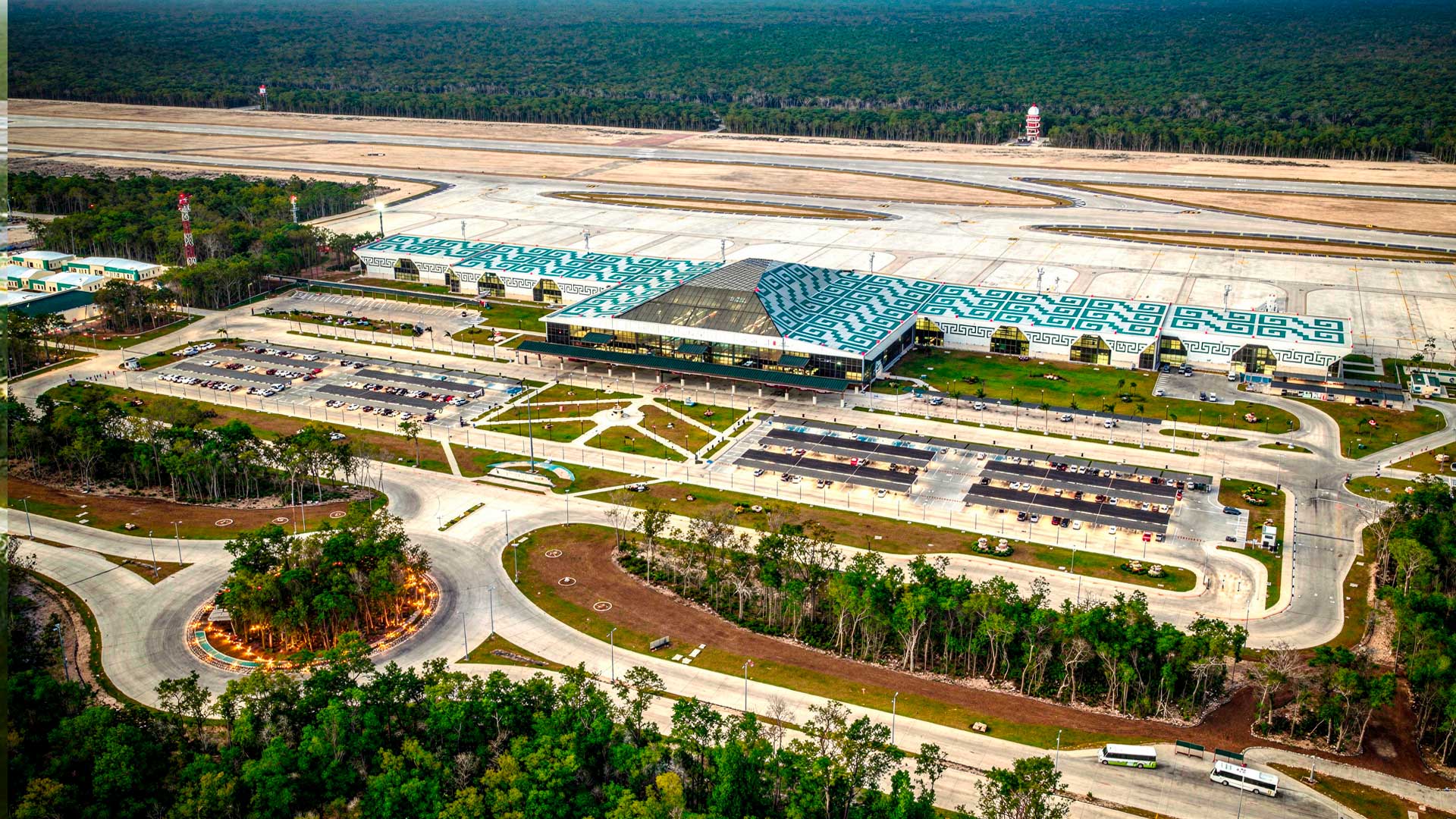 Vista aérea de un aeropuerto rodeado de vegetación, imagen que ilustra la conectividad aérea de Tulum