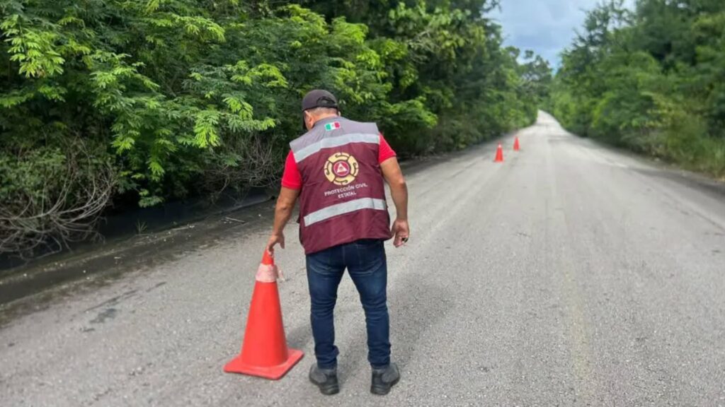 Los deslaves y las lluvias han obligado a extremar precauciones en carreteras de Othón P. Blanco. La imagen muestra labores de señalización en otro punto del municipio, distinto de la vía Ucum–La Unión.