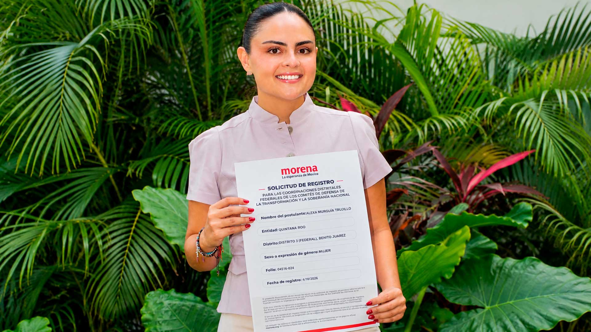 Alexa Murguía con documento de registro para la coordinación del Distrito 03