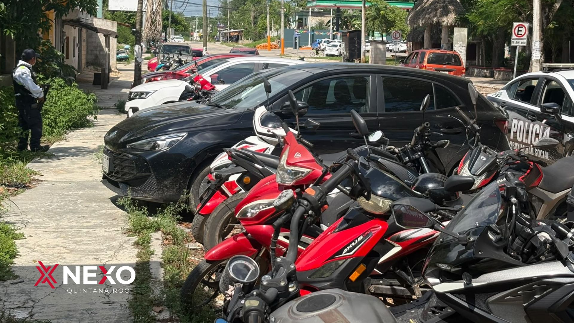 Automóviles y motocicletas estacionados en una zona urbana, imagen ilustrativa de investigaciones relacionadas con vehículos.
