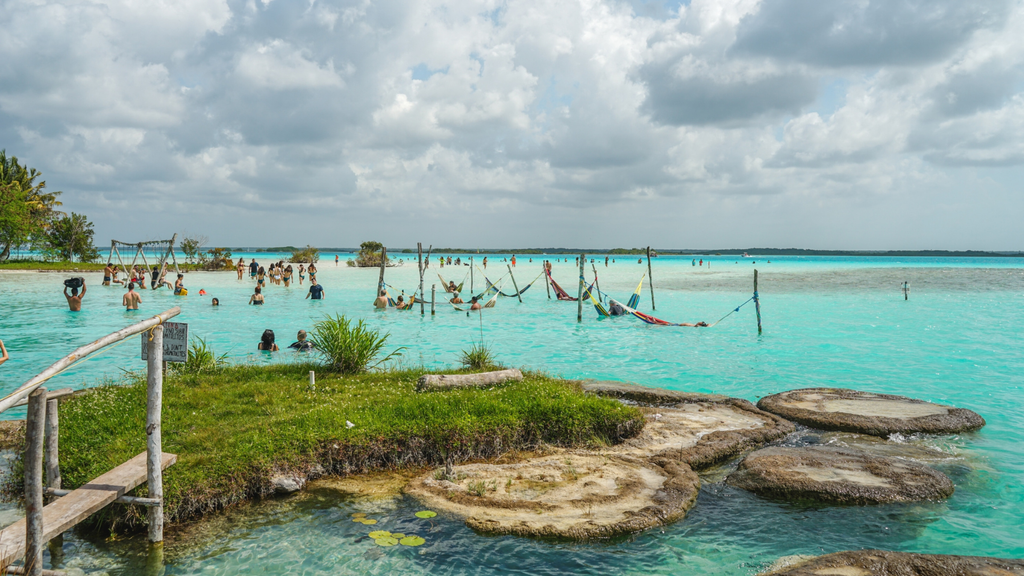 Bacalar es Pueblo Mágico desde 2007 y su desarrollo turístico está estrechamente ligado a la Laguna de los Siete Colores.