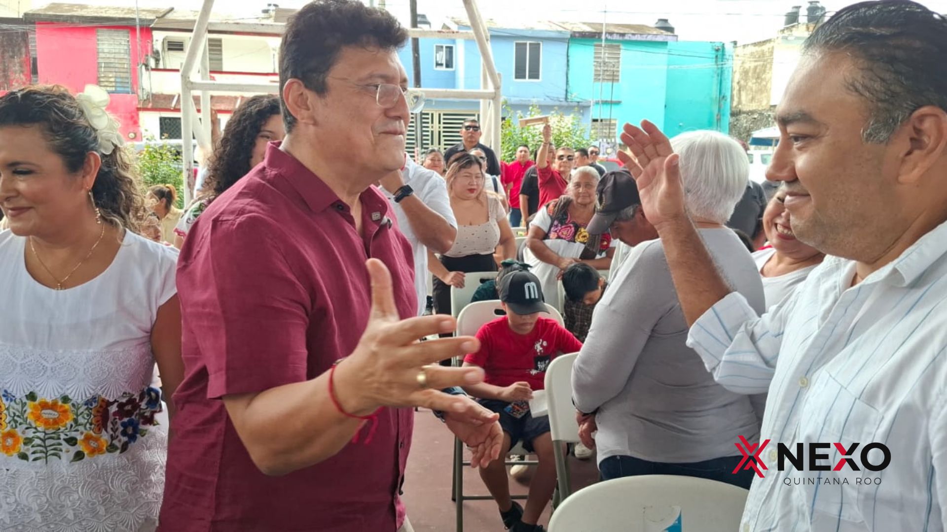 Mario Didier “Bebo” Aguilar conversa con asistentes durante su encuentro político en Felipe Carrillo Puerto.