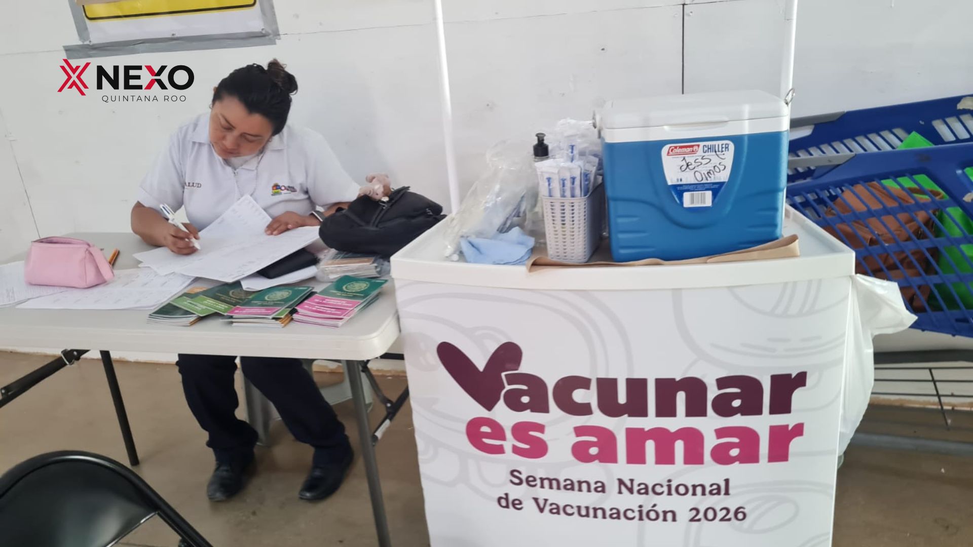 Personal de salud participa en la campaña de vacunación de temporada invernal 2026-2027 en Playa del Carmen. Las vacunas se ofrecen gratuitamente a la población conforme a su edad y esquema de salud.