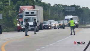 Elementos de seguridad realizan labores de vigilancia vial después del hallazgo de un hombre sin vida cerca de X-Hazil Sur, en Felipe Carrillo Puerto.