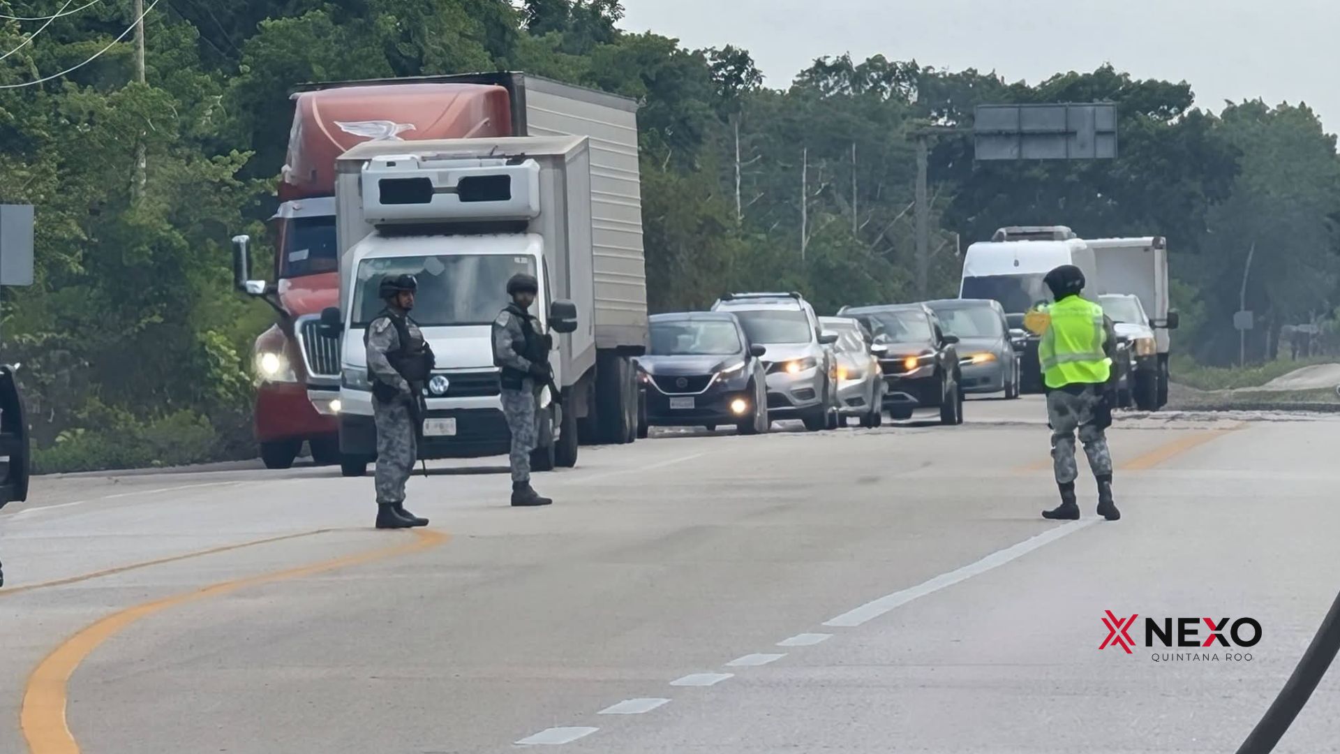 Elementos de seguridad realizan labores de vigilancia vial después del hallazgo de un hombre sin vida cerca de X-Hazil Sur, en Felipe Carrillo Puerto.