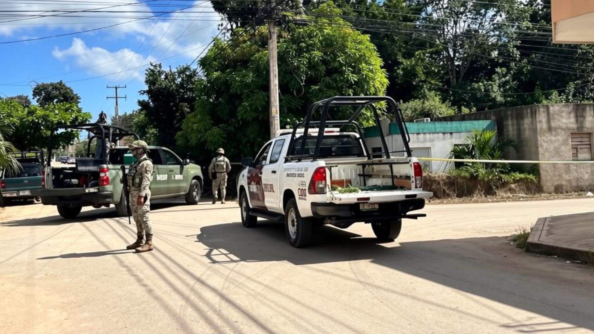La Fiscalía de Quintana Roo y el Ejército Mexicano participaron en un cateo en la colonia Rojo Gómez de José María Morelos, donde un hombre fue detenido.