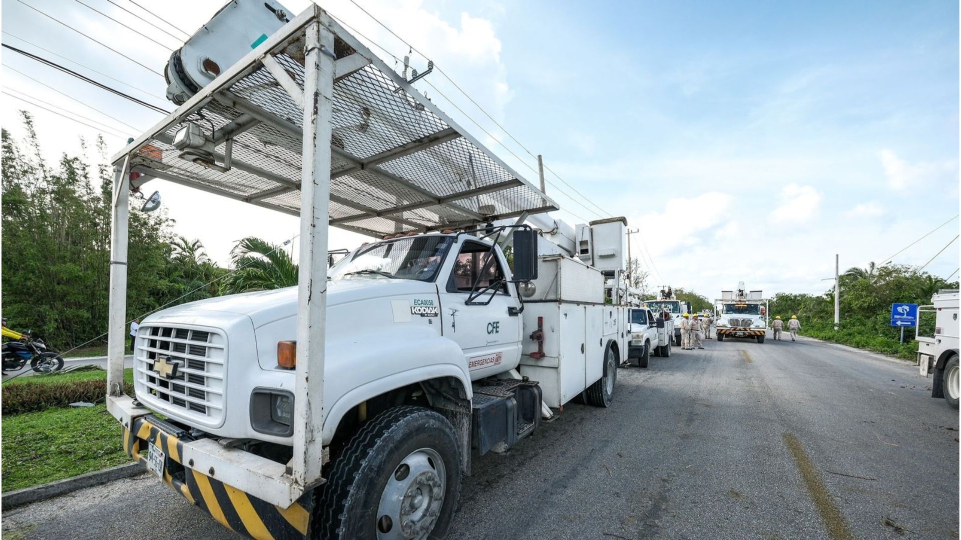 Vehículo de la CFE durante trabajos de infraestructura eléctrica