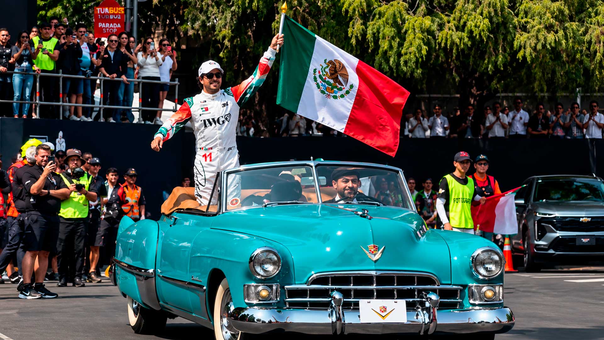 Con la bandera de México en alto, Checo Pérez agradeció el cariño de sus seguidores durante su recorrido en un Cadillac convertible por Paseo de la Reforma, tras su exhibición en la capital.