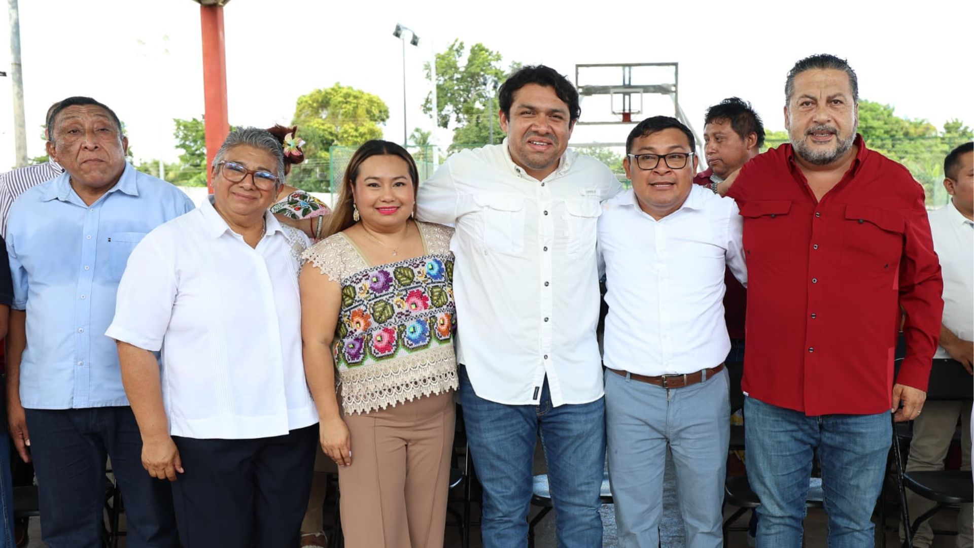 Chema Chacón saluda a ciudadanos durante un evento con numerosos asistentes en Felipe Carrillo Puerto