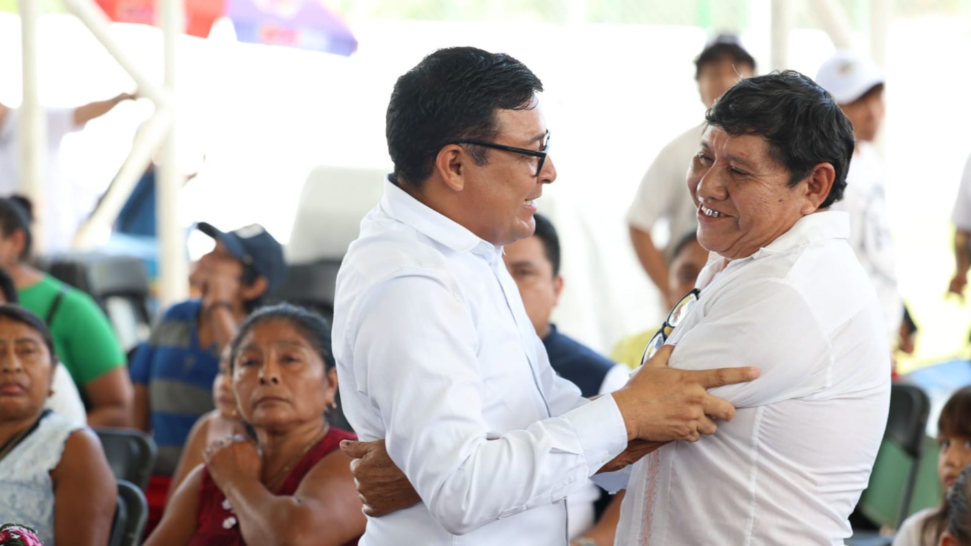 Chema Chacón saluda a un asistente durante un encuentro en Felipe Carrillo Puerto